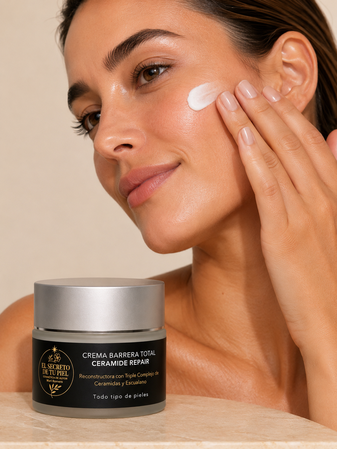 Crema Barrera Total · El Secreto de Tu Piel - Modelo aplicando la crema
