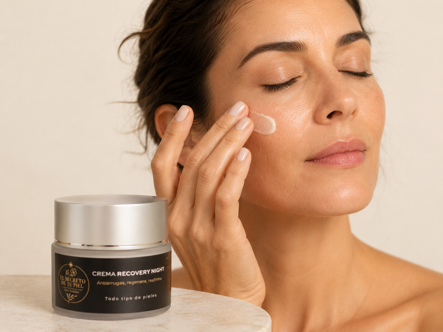 Recovery Night · El Secreto de Tu Piel – Modelo aplicando la crema de noche